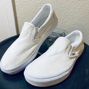 White Slip On Vans 😍